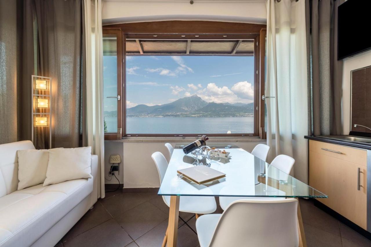 Residence La Mignon Oleandri Torri Del Benaco Bagian luar foto