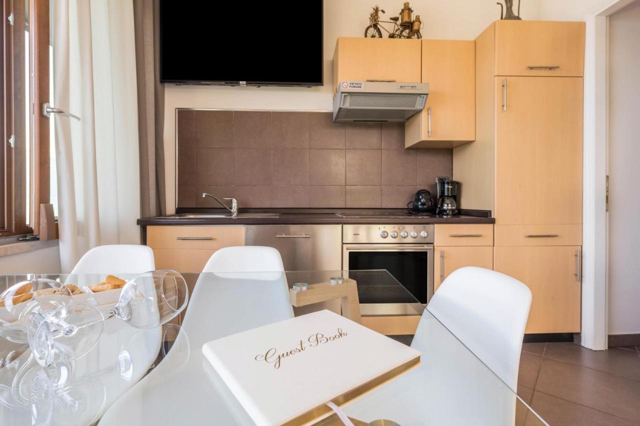 Residence La Mignon Oleandri Torri Del Benaco Bagian luar foto